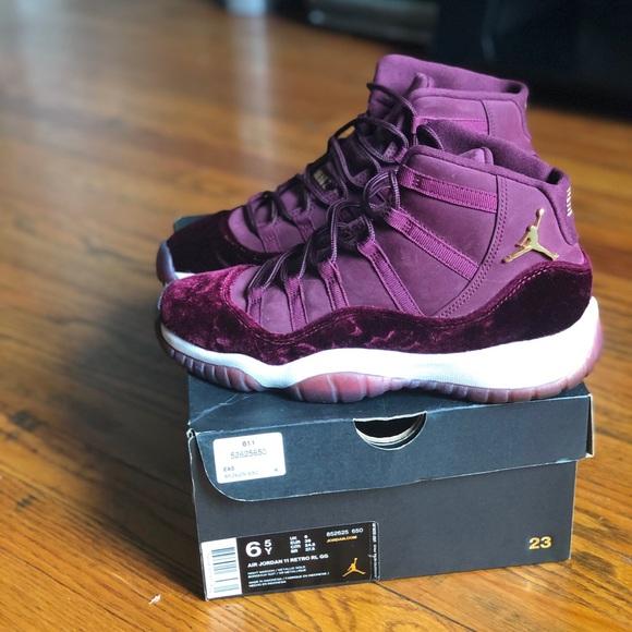 Jordan 11's red Velvet - Picture 3 of 4